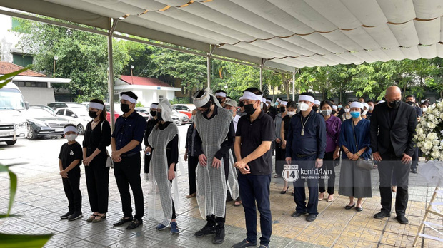 Tang lễ Hoa hậu Nguyễn Thu Thuỷ: Linh cữu được đưa đi hoả táng, em trai đau buồn ôm chặt di ảnh-27