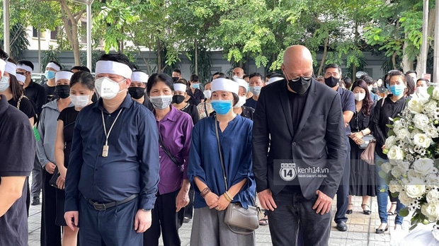 Tang lễ Hoa hậu Nguyễn Thu Thuỷ: Linh cữu được đưa đi hoả táng, em trai đau buồn ôm chặt di ảnh-28