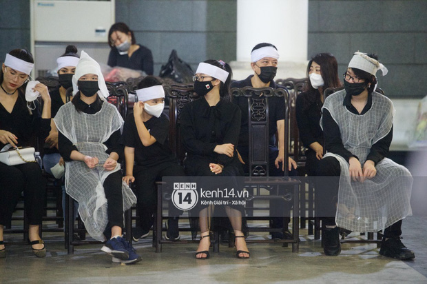 Tang lễ Hoa hậu Nguyễn Thu Thuỷ: Linh cữu được đưa đi hoả táng, em trai đau buồn ôm chặt di ảnh-32