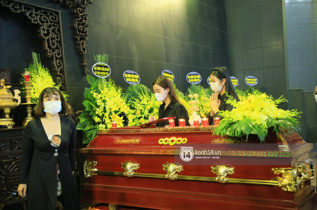 Tang lễ Hoa hậu Nguyễn Thu Thuỷ: Linh cữu được đưa đi hoả táng, em trai đau buồn ôm chặt di ảnh-18
