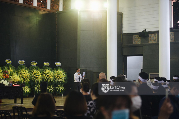 Tang lễ Hoa hậu Nguyễn Thu Thuỷ: Linh cữu được đưa đi hoả táng, em trai đau buồn ôm chặt di ảnh-10