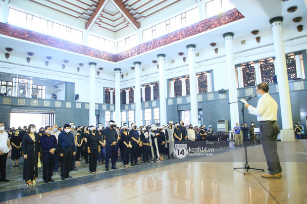 Tang lễ Hoa hậu Nguyễn Thu Thuỷ: Linh cữu được đưa đi hoả táng, em trai đau buồn ôm chặt di ảnh-11