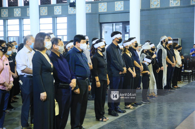 Tang lễ Hoa hậu Nguyễn Thu Thuỷ: Linh cữu được đưa đi hoả táng, em trai đau buồn ôm chặt di ảnh-12