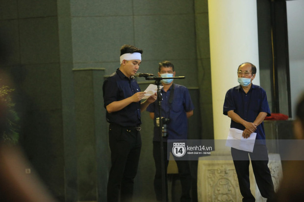 Tang lễ Hoa hậu Nguyễn Thu Thuỷ: Linh cữu được đưa đi hoả táng, em trai đau buồn ôm chặt di ảnh-9