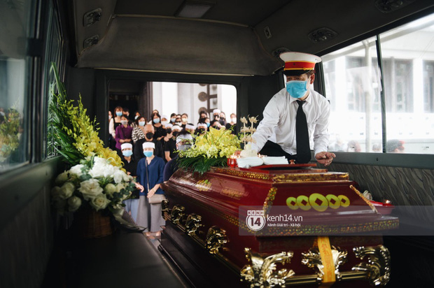 Tang lễ Hoa hậu Nguyễn Thu Thuỷ: Linh cữu được đưa đi hoả táng, em trai đau buồn ôm chặt di ảnh-5