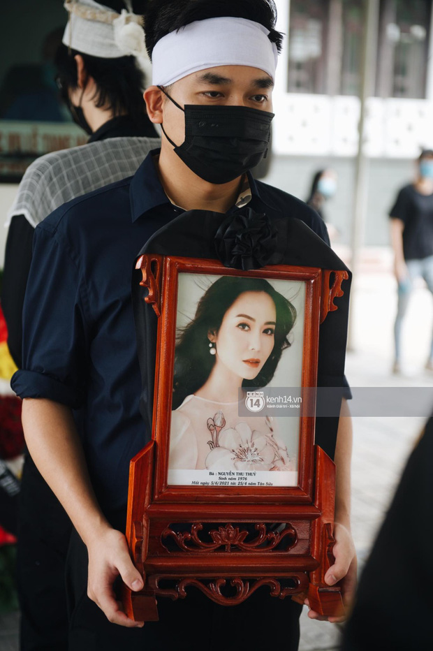 Tang lễ Hoa hậu Nguyễn Thu Thuỷ: Linh cữu được đưa đi hoả táng, em trai đau buồn ôm chặt di ảnh-3