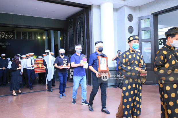 Tang lễ Hoa hậu Nguyễn Thu Thuỷ: Linh cữu được đưa đi hoả táng, em trai đau buồn ôm chặt di ảnh-2