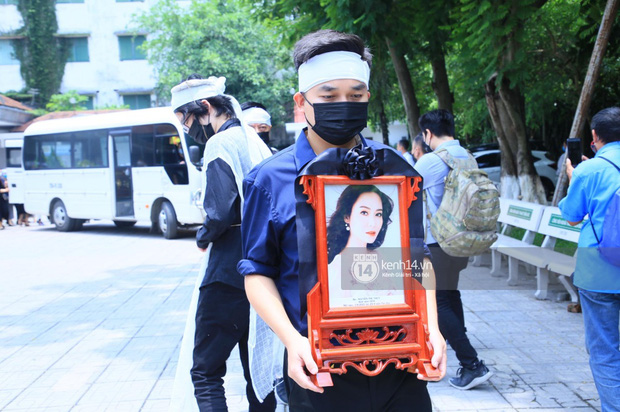 Tang lễ Hoa hậu Nguyễn Thu Thuỷ: Linh cữu được đưa đi hoả táng, em trai đau buồn ôm chặt di ảnh-4