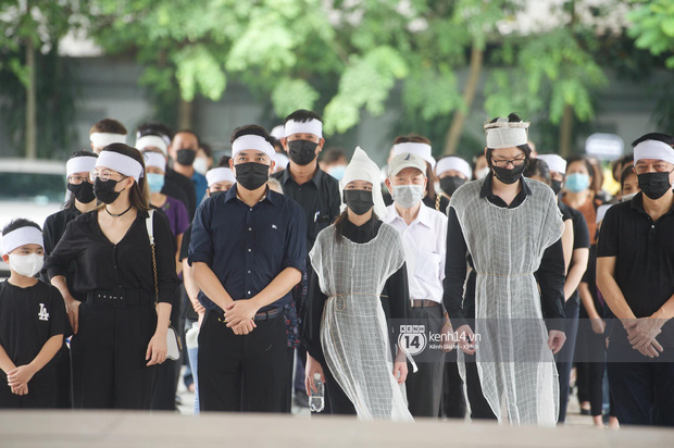 2 người chồng cũ Hoa hậu Thu Thuỷ bật khóc nghẹn ngào, con trai và con gái thất thần trong tang lễ của mẹ-11