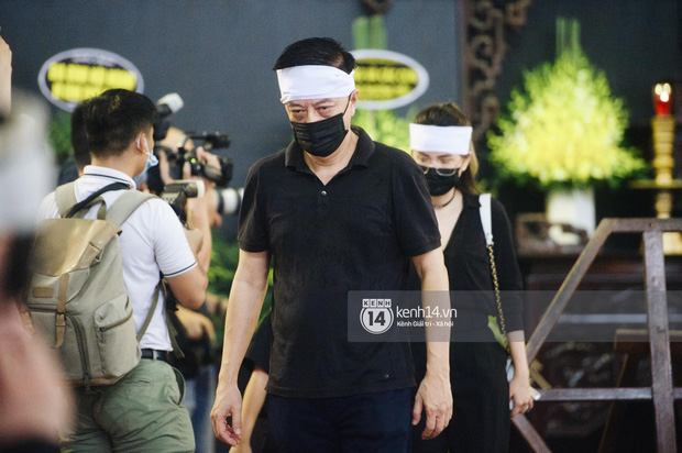 2 người chồng cũ Hoa hậu Thu Thuỷ bật khóc nghẹn ngào, con trai và con gái thất thần trong tang lễ của mẹ-2