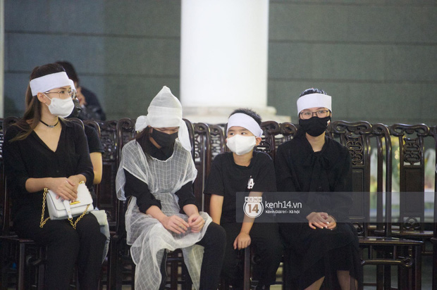 2 người chồng cũ Hoa hậu Thu Thuỷ bật khóc nghẹn ngào, con trai và con gái thất thần trong tang lễ của mẹ-9