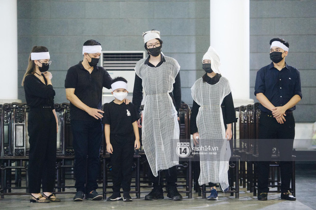 2 người chồng cũ Hoa hậu Thu Thuỷ bật khóc nghẹn ngào, con trai và con gái thất thần trong tang lễ của mẹ-4