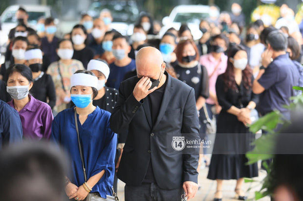 2 người chồng cũ Hoa hậu Thu Thuỷ bật khóc nghẹn ngào, con trai và con gái thất thần trong tang lễ của mẹ-8