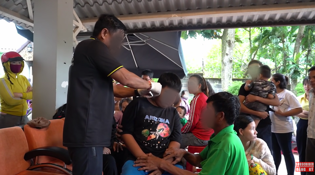 Cậu IT khiến nhiều người hoang mang khi ám chỉ thêm một đệ tử của ông Võ Hoàng Yên thường chữa bệnh câm điếc bẩm sinh cũng nổi tiếng, thường đi từ thiện không thua kém-2