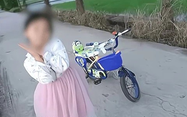 Thi thể hai đứa trẻ dưới mương hé lộ tội ác khủng khiếp của thiếu niên cùng làng, bà nội khóc tức tưởi vì chủ quan khiến cháu mất mạng-1