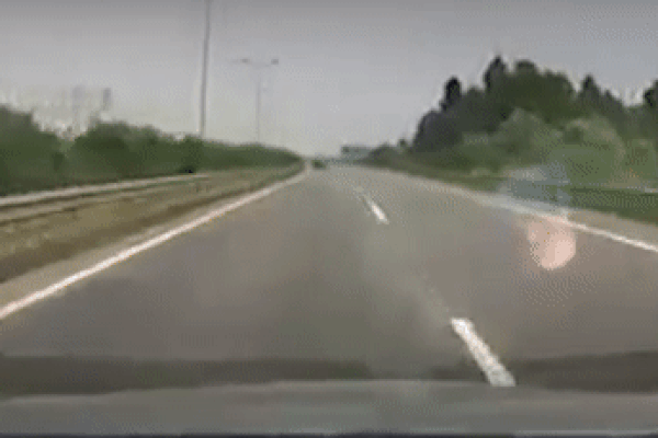 Ôtô chạy ngược chiều trên cao tốc
