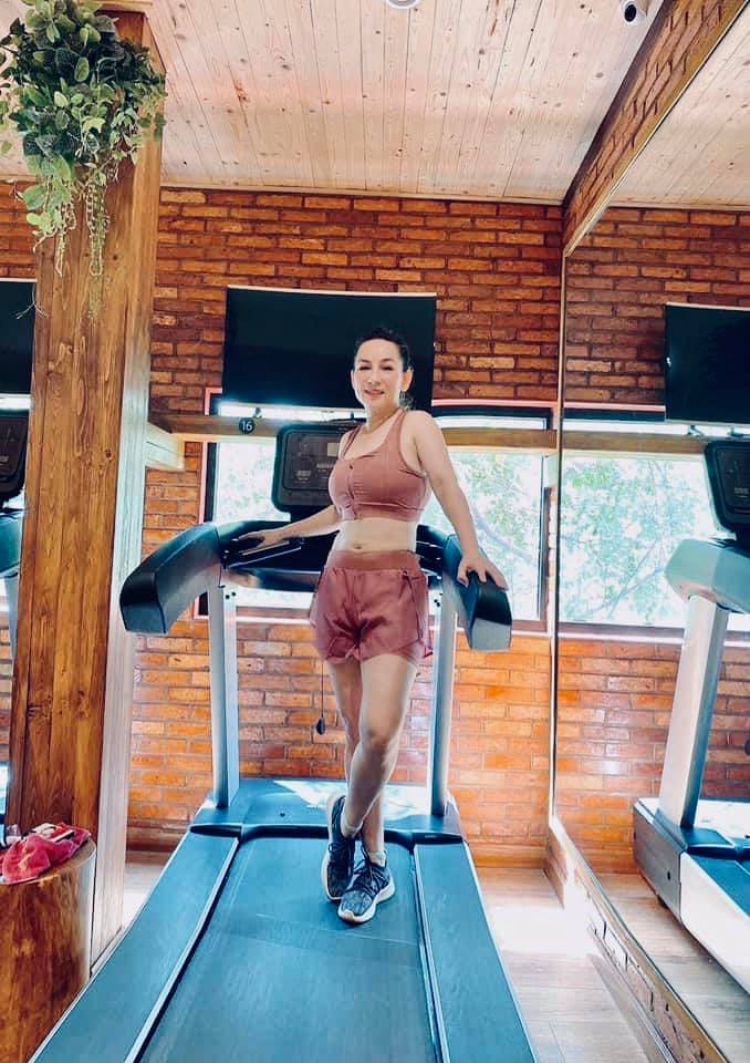 Phi Nhung và điểm tuyệt phẩm sắc vóc ở tuổi U50: Đỉnh đến độ cứ diện quần short là hội gái 20 cũng phải trầm trồ-12