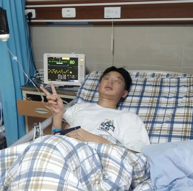 Chàng trai 15 tuổi có hàng trăm viên sỏi trong túi mật chỉ vì nghiện đồ chiên rán và nước ngọt-1