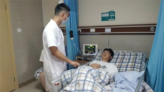 Chàng trai 15 tuổi có hàng trăm viên sỏi trong túi mật chỉ vì nghiện đồ chiên rán và nước ngọt-4