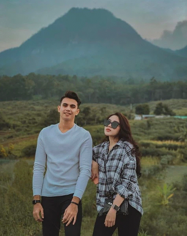 Méo mặt trên sân vì bị ĐT Việt Nam xoay như chong chóng, thủ thành đẹp trai của Indonesia lại được chú ý vì chuyện tình với vợ kém sắc”-5