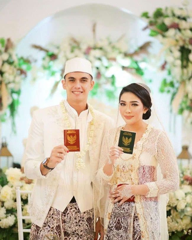 Méo mặt trên sân vì bị ĐT Việt Nam xoay như chong chóng, thủ thành đẹp trai của Indonesia lại được chú ý vì chuyện tình với vợ kém sắc”-6