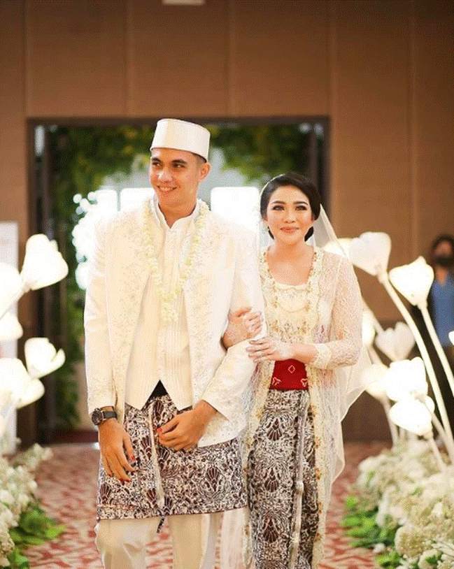Méo mặt trên sân vì bị ĐT Việt Nam xoay như chong chóng, thủ thành đẹp trai của Indonesia lại được chú ý vì chuyện tình với vợ kém sắc”-7