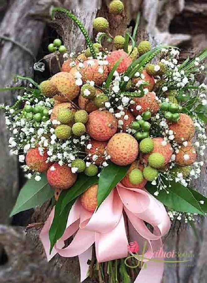 Độc lạ bó hoa vải thiều giá hơn nửa triệu đồng-1