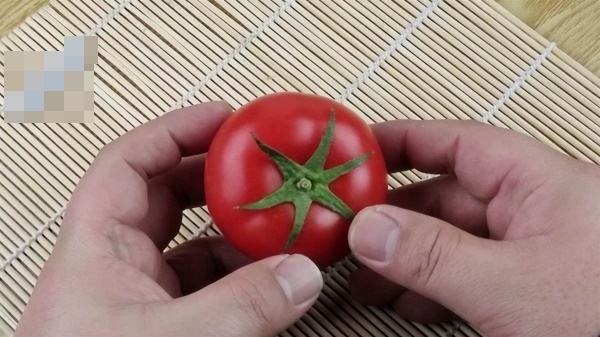 Mùa hè thích ăn salad nhưng khi mua dưa chuột nên chọn loại thẳng hay cong? Cà chua, chọn loại 6 lá hay 5 lá?-2