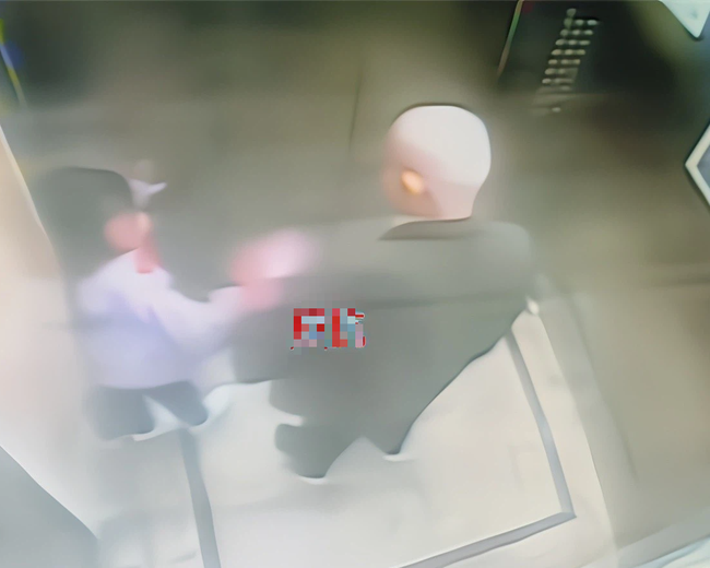 Gặp ông già xấu trong thang máy, cách xử lý thông minh đã giúp bé gái thoát nguy, bố mẹ bị một phen hú vía-2