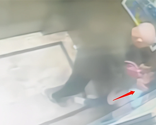 Gặp ông già xấu trong thang máy, cách xử lý thông minh đã giúp bé gái thoát nguy, bố mẹ bị một phen hú vía-3