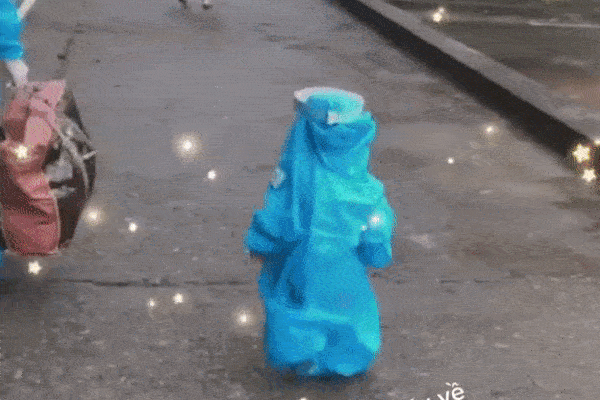 Clip: Em bé 3 tuổi tung tăng trở về nhà sau 28 ngày cách ly tại Bệnh viện K, tiết lộ của người điều dưỡng khiến ai cũng đau lòng