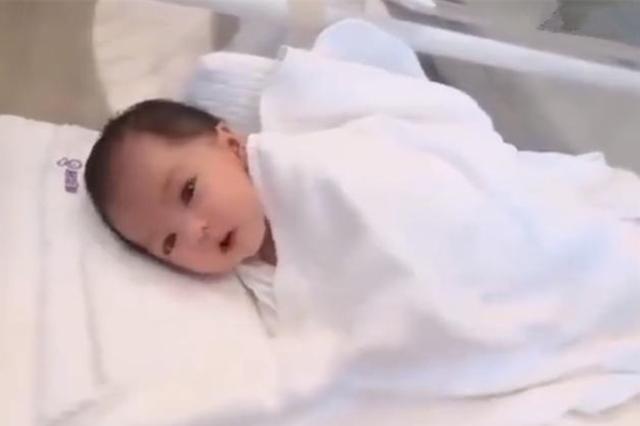 Em bé sơ sinh gây sốt vì đẹp từ trong trứng nước, dân mạng: Tôi sẵn sàng chờ đợi cô bé trong 18 năm”-2