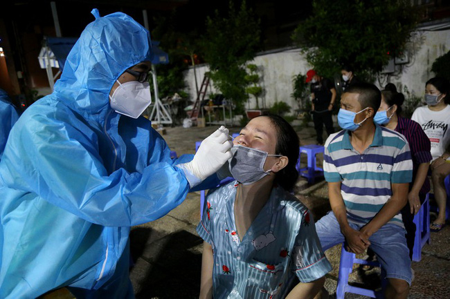 Vợ không may nhiễm Covid-19 khiến cả block chung cư bị phong tỏa, chồng có hành động đầy lịch sự khiến ai nấy ấm lòng-2