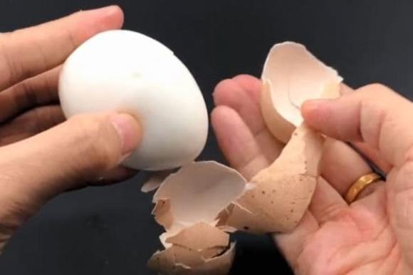 Dùng kim chọc lỗ trên quả trứng, 10 người thì 9 người không biết, học xong sẽ dùng được cả đời-5