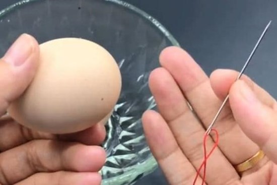 Dùng kim chọc lỗ trên quả trứng, 10 người thì 9 người không biết, học xong sẽ dùng được cả đời