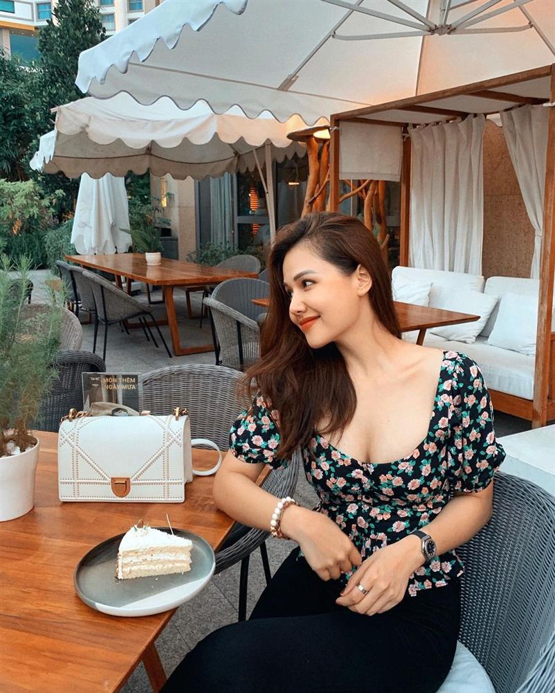 Phanh Lee quanh năm suốt tháng nhuộm nâu, nhưng nhờ cắt 4 kiểu tóc này mà nhan sắc luôn chạm đỉnh-10