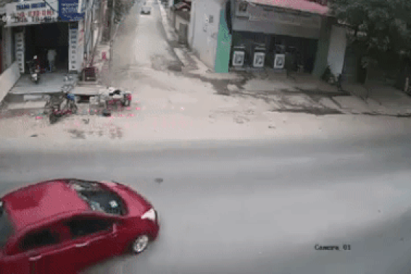 Clip: Vừa gọi điện thoại vừa sang đường, người phụ nữ bị tông tử vong-1