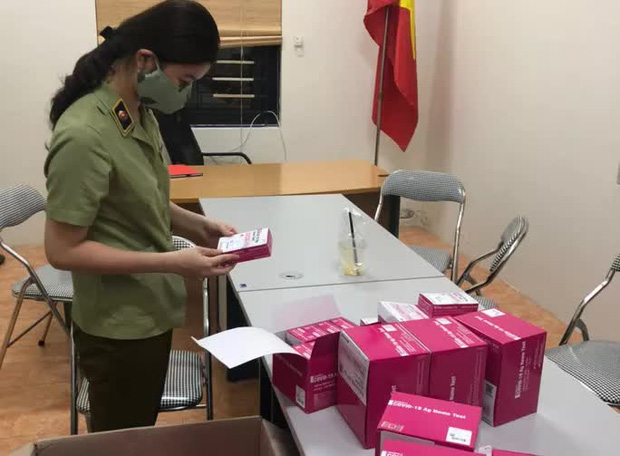 Kiểm tra ô tô đỗ ở chung cư, QLTT phát hiện 800 bộ test nhanh Covid-19 không rõ nguồn gốc-1
