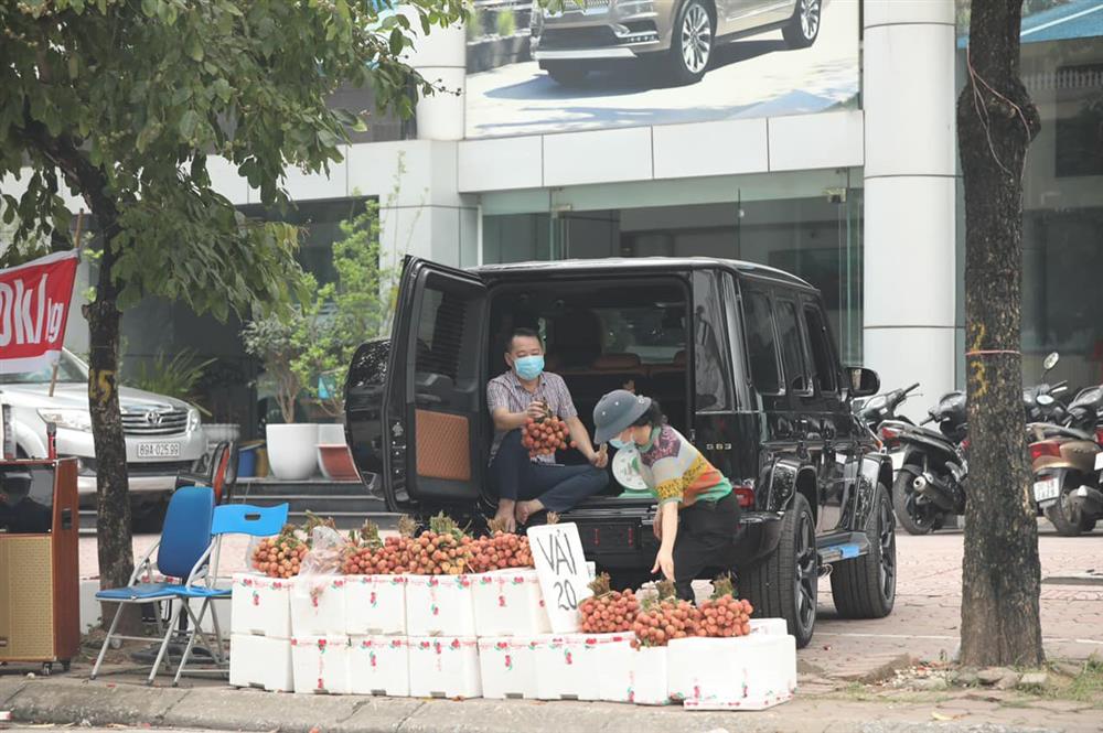 Ngồi siêu xe bán vải thiều, người đàn ông làm vì đam mê-1