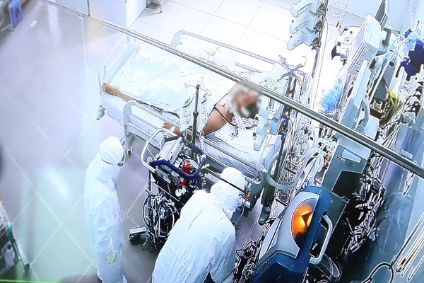 TP.HCM: Bệnh nhân mắc Covid-19 tự mua thuốc điều trị ho sốt, diễn tiến nặng và tử vong trên đường chuyển viện-1