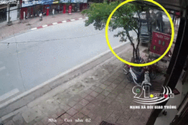 Khoảnh khắc xe đầu kéo mất lái 'san bằng' vỉa hè