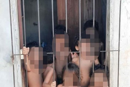Phát hiện 7 đứa trẻ trần truồng, đói khát bị nhốt trong nhà, tìm hiểu mới biết hoàn cảnh và việc làm gây phẫn nộ của mẹ chúng