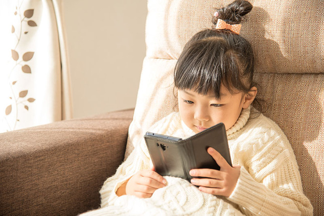 Cháu gái 11 tuổi mượn điện thoại của bà dùng, lát sau bà kiểm tra thấy mất 400 triệu đồng vì lý do không tưởng-1