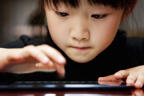 Cháu gái 11 tuổi mượn điện thoại của bà dùng, lát sau bà kiểm tra thấy mất 400 triệu đồng vì lý do không tưởng