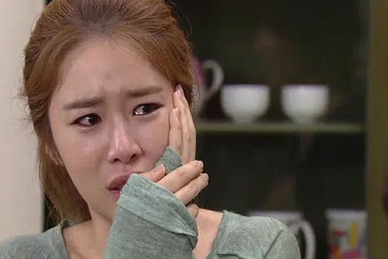 Ngủ gật cạnh đống quần áo bừa bộn, tôi bị mẹ chồng 