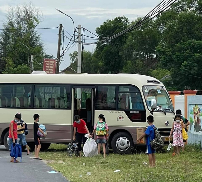 30 học sinh tiểu học là F1 của học sinh lớp 4 mắc COVID-19 ở Hà Tĩnh được đưa đi cách ly tập trung-1