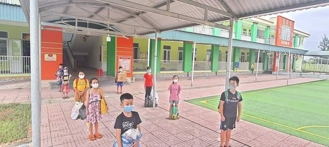 30 học sinh tiểu học là F1 của học sinh lớp 4 mắc COVID-19 ở Hà Tĩnh được đưa đi cách ly tập trung-2