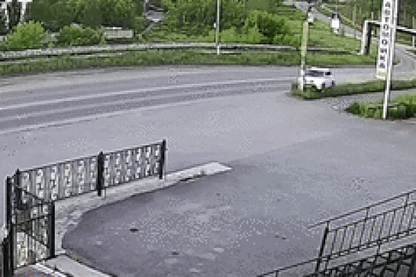 Xe bán tải mất lái tông sập mái nhà cách đường cả chục mét-1