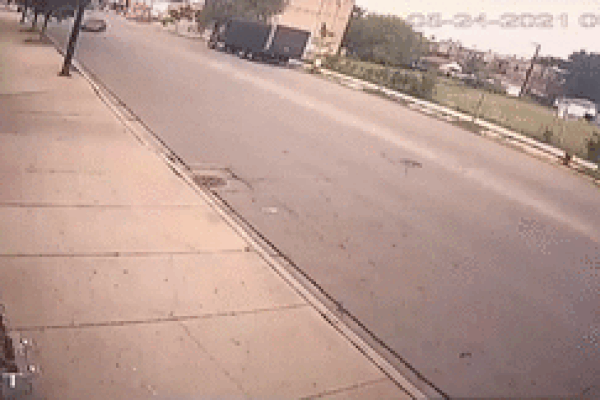 Sà lan bất ngờ gãy đôi, công nhân nhảy thoát thân ngoạn mục-1