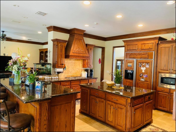 Biệt thự sang trọng, phong cách cổ điển của ca sĩ Hồng Ngọc ở Mỹ có sân vườn rộng và bể bơi đáng sống-8